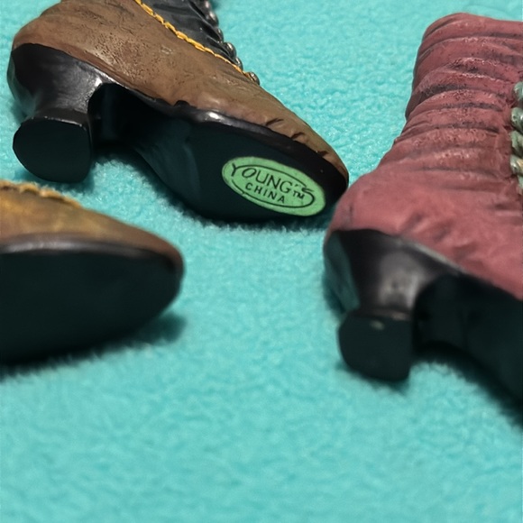 Set of 6 adorable vintage miniature womens’ porcelain or resin (?) boots - Picture 3 of 13